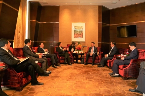 袁立陪同汪文忠会见柬埔寨王国国务兼公共工程与运输大臣孙占托